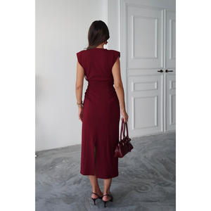 Vestido de punto con cuello en V y detalle de fruncido lateral en color burdeos para mujer - Product Image 1