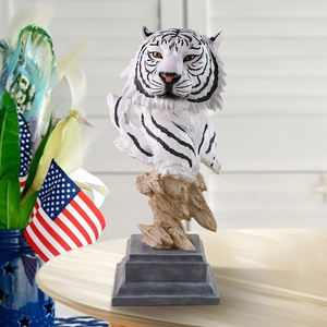 Escultura de Tigre Blanco en Resina con Rayas Realistas, Estatua de <span class=keywords><strong>Animal</strong></span> Majestuoso con Expresión Feroz y Lengua Negra, Decoración de Jardín - Product Image 4