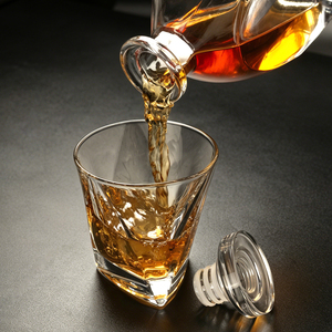 Carafe à <span class=keywords><strong>whisky</strong></span> en <span class=keywords><strong>cristal</strong></span> transparent NOVARE Luxury 800 ml avec bouchon en silicone, <span class=keywords><strong>verre</strong></span> sans plomb, logo personnalisable OEM/ODM - Product Image 4