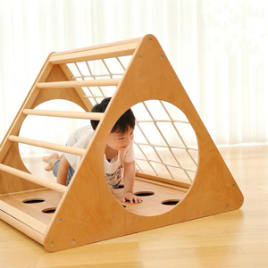 Ensemble de jeu triangulaire Pickler personnalisé pour tout-petits avec rampe et arche à bascule pour usage domestique, structure d'escalade en bois Montessori de qualité supérieure - Product Image 2