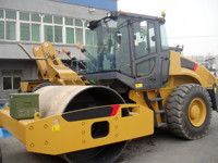 Compacteur vibrant à tambour unique populaire modèle XS85J de 8 tonnes avec une efficacité élevée et une puissance de 68 kW pour la construction