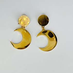 Pendientes de Moda con Baño de Oro PVD, Acero Inoxidable 316L, Diseño de Luna Creciente, Joyería Sostenible y Resistente - Product Image 1