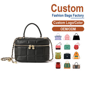 Sac à chaîne matelassé en cuir véritable pour femme, noir – Sac bandoulière avec breloque clochette et poignée supérieure pour une soirée romantique - Product Image 1