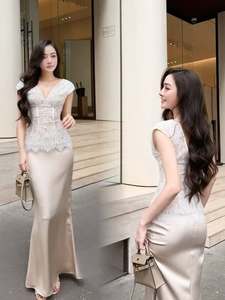 ชุดเซ็ตสองชิ้น เสื้อลูกไม้คอวีทรงหรูหราสำหรับผู้หญิง พร้อมกระโปรงแม็กซี่ผ้าซาตินสีแชมเปญ สำหรับฤดูใบไม้ผลิและฤดูร้อน เหมาะสำหรับงานที่เป็นทางการ - Product Image 3
