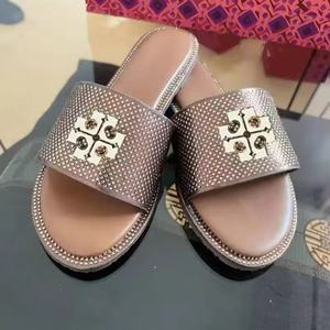 Mules de Cuero Negro con Punta Abierta, Forro de Felpa, Logotipo Grabado, Suela Antideslizante de PU, Pantuflas para el Hogar para Todas las Estaciones, Sandalias Planas - Product Image 6