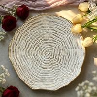 Assiette de présentation en plastique de 13 pouces à bord ondulé irrégulier, texturée et décorative, pour la mise en table de mariage et de fête