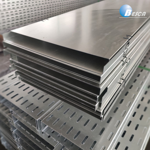 Version légère de chemin de câbles ventilée avec <span class=keywords><strong>plaque</strong></span> d'épissure universelle moulée intégrée pour joints droits et coudés - Product Image 2