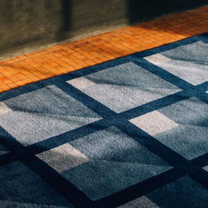 พรมลายตารางสไตล์ยุโรป พิมพ์ลายด้วยเครื่องจักร สีฟ้า รุ่นดีไซน์ทันสมัย สำหรับห้องนั่งเล่น - Product Image 1