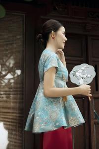 Nouvelle robe de cérémonie de style baby doll en brocart de phénix vietnamien de qualité supérieure, en bleu doux, design doux et délicat, KPP16 - Product Image 5