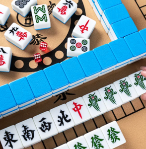 Juego de fichas de Mahjong clásico, juego portátil de plástico para 4 jugadores, blanco con símbolos rojos, verdes y negros - Product Image 6