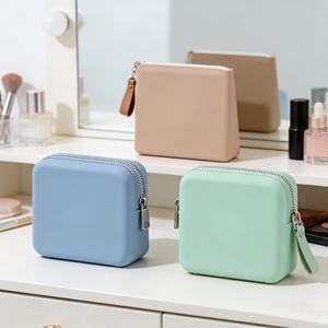 Sacs cosmétiques en silicone écologiques résistants à l'eau avec fermeture éclair, petits et doux, personnalisables avec logo, pour le bien-être, vente en gros - Product Image 3