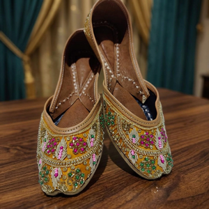 Chaussures de marche BS INTERNATIONAL NAGFT670 en cuir véritable à motif floral brodé, talon plat, fermeture auto-agrippante - Product Image 1