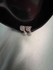 Pendientes Jhumka totalmente tachonados en tono plateado con circón Producto a granel hecho a mano para bodas y fiestas para mujeres - Product Image 4