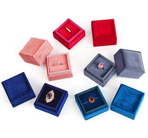 Caja de exhibición de joyería de terciopelo cuadrado con logotipo personalizado Embalaje de terciopelo de lujo para anillos