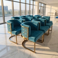 Chaise de salle à manger de luxe en velours bleu confortable avec structure en acier inoxydable et design fauteuil pour la maison, le bureau et la salle à manger