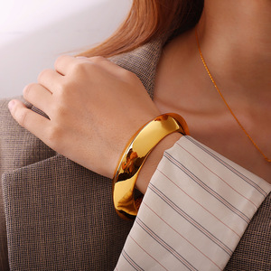 กำไลข้อมือทองคำดีไซน์เรียบหรูสไตล์ยุโรปอเมริกัน รูปทรงเรขาคณิต เปิดได้ ทันสมัย สวยสง่า เหมาะสำหรับทั้งชายและหญิง - Product Image 4