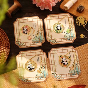 Segnalibro in metallo intagliato a forma di panda, raffinato segnalibro in stile cinese, regalo creativo e culturale per bambini e studenti, ideale per la lettura - Product Image 1