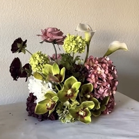 Bouquets de mariée et de demoiselles d'honneur en fleurs artificielles bordeaux et vertes, arrangement floral magenta pour la décoration de l'allée de mariage