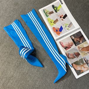 Stivali Super Lunghi da Donna Aderenti Elasticizzati a Gamba Larga, Stivali Personalizzati Sopra il Ginocchio con 3 Strisce Bianche e Tacchi a Spillo - Product Image 3