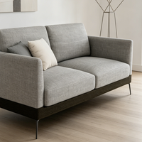Ensemble de canapés d'angle modernes et élégants pour salon d'appartement, forme rectangulaire avec revêtement gris élégant et pieds en métal