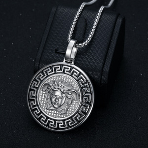 Collier pendentif en acier inoxydable plaqué or, plaque circulaire noircie, motif Grande Muraille, design mythologie grecque, lien pour enfants - Product Image 3