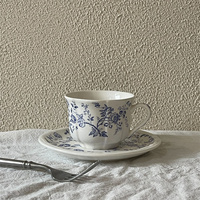 Service de vaisselle en porcelaine décoré de fleurs bleues vintage, assiettes et bols en céramique