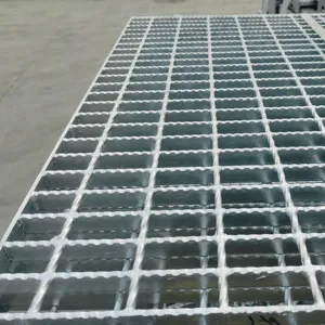 Anpassbare Steigung Laufsteg Netz verzinktes Stahlgitter Preis geriffelte Lagerschiene 32 × 5 mm 25 × 3 Stahlgitter Export