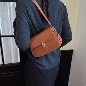 กระเป๋าสะพายไหล่ผู้หญิงสีพื้นเรียบง่ายสไตล์เรโทรใหม่ปี 2025 คุณภาพสูง แฟชั่นเกาหลี กระเป๋าใต้วงแขน ดีไซน์เฉพาะตัว สำหรับกระเป๋าทรงบาแกต - Product Image 4