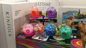 Porte-clés pendentif méduse et poulpe coloré, jouet sensoriel souple pour enfants de 5 à 7 ans, unisexe - Product Image 2