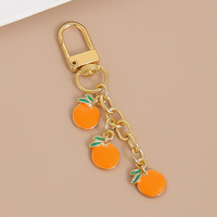 Fabrieksdirect leverbaar Schattig Cartoon Fruit Aardbei Zinklegering Sleutelhanger Tas Charm Koppels Klein Cadeau Groothandel Beschikbaar