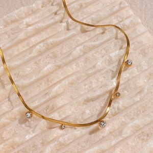 Collier ras du cou en acier inoxydable plaqué or 18 carats avec chaîne serpent et pendentif zircon rond, idéal pour le dropshipping - Product Image 6