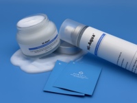 Suero de ácido hialurónico, revitaliza la piel con el tónico en aerosol HA y el set de crema hidratante con parche facial fundente para el cuidado diario.