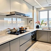 Cuisine complète sur mesure moderne en MDF bicolore, finition brillante crème blanc gris, tiroirs sans poignées en forme de L