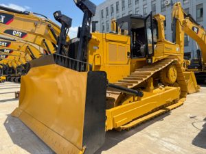Bulldozer sur chenilles CAT D8R d'occasion à couple élevé, machine équipée d'un ripper pour le compactage des fondations routières et le stockage de terre - Product Image 2