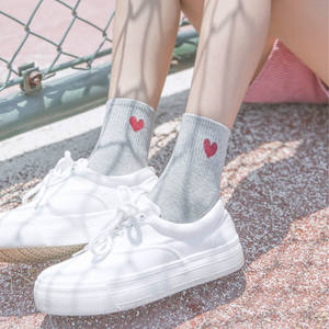 도매 맞춤 제작 가을 시즌용 화이트 여성 하트 패턴 크루 삭스 발바닥 로고 위치 - Product Image 6