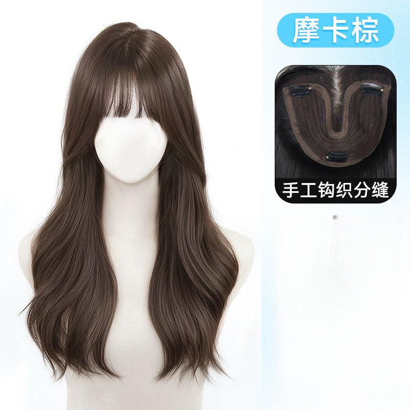 Cheveux ondulés à la française en brun froid.