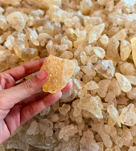 Gomme de Damar Indonésienne Premium, Résine Naturelle Haute Pureté pour l'Aromathérapie, la Méditation, les Revêtements et l'Utilisation Industrielle - Product Image 1