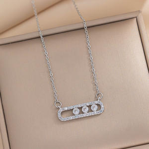 Collar con colgante de diseño exclusivo de circonita con forma de clip y dijes de imperdible de acero inoxidable - Product Image 3