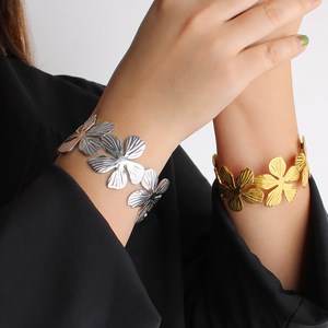 Bracelet ouvert en forme de fleur de haute qualité Bracelet Bracelet en acier inoxydable plaqué <span class=keywords><strong>or</strong></span> <span class=keywords><strong>18</strong></span> <span class=keywords><strong>carats</strong></span> résistant au ternissement bijoux en métal - Product Image 6