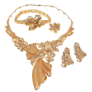 <span class=keywords><strong>Parure</strong></span> de <span class=keywords><strong>bijoux</strong></span> de luxe 4 pièces en feuille d'<span class=keywords><strong>or</strong></span> avec accent cristal, collier en Y floral et accessoires assortis, ensemble tendance pour mariée et usage quotidien - Product Image 4