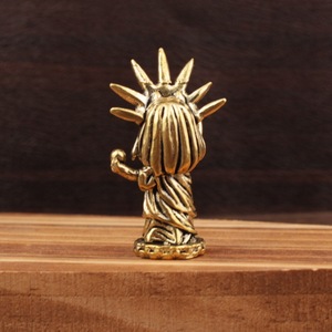 Figurine de la Statue de la Liberté en laiton, mini ornement de 4,8 cm, décoration de salon, design compact, style contemporain - Product Image 2