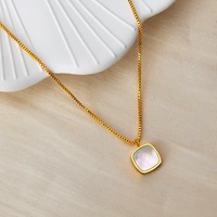 Nouveau collier tendance en acier inoxydable 316L plaqué or PVD 18 carats avec pendentif en nacre naturelle blanche et chaîne serpent ronde