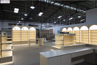 Conception d'intérieur complète pour magasin de cosmétiques sur mesure : mobilier, armoire murale LED, comptoir îlot, bureau de réception