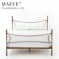 Cadre de lit en métal de luxe moderne, lit plateforme en fer de designer Westwood pour ensembles de chambre principale, pièce de mobilier de luxe pour hôtels et villas