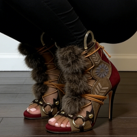 Sandales à talons hauts pour femmes, style personnalisé, avec fourrure moelleuse sur le devant, lacets croisés, patchwork, décorations métalliques, coupe large, découpes et fermeture éclair arrière