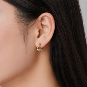 Boucles d'oreilles créoles en forme de croissant avec perles et strass, en acier inoxydable plaqué or 14 carats sous vide, imitation perle - Product Image 4