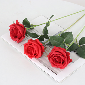 Rose artificielle Jessie à tige unique rouge pour la Saint-Valentin, les mariages et la décoration intérieure - Product Image 1
