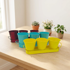Set di Tre Mini Vasi in Metallo Colorato su Vassoio Zincato per Decorazione Casa e Giardino, Ideali per Piante Grasse ed Erbe Aromatiche - Product Image 1