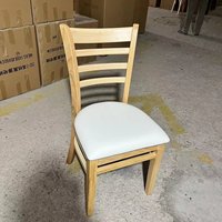 Chaise en bois massif finition chêne clair, chaise de restaurant commerciale en bois massif, chaise confortable avec dossier en échelle et revêtement en PU pour café