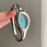 Montre femme style milieu de siècle rétro, boîtier bracelet courbé, petit cadran rouge profond, montre quartz élégante